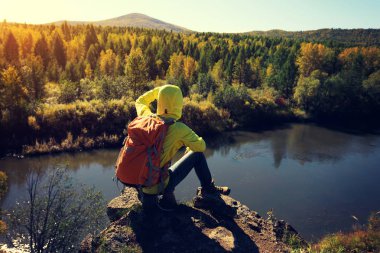 nehir kenarında Dağı'nda oturan kadın 