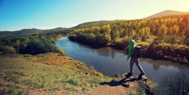 nehir kenarında Dağı'nda duran kadın 