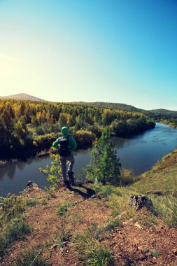 nehir kenarında Dağı'nda duran kadın 