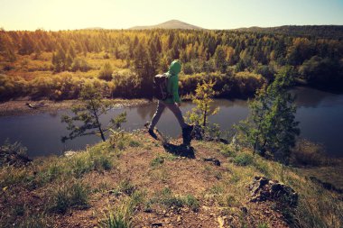 nehir kenarında Dağı'nda duran kadın 