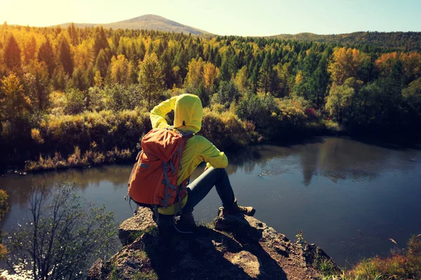 nehir kenarında Dağı'nda oturan kadın 