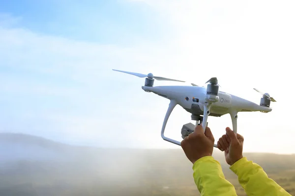 Drone tartó kezek — Stock Fotó