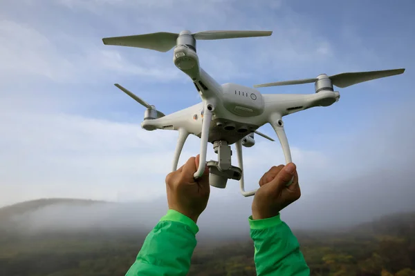 Руки, що тримає drone — стокове фото