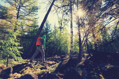 Sırt çantası kadınla Hiking