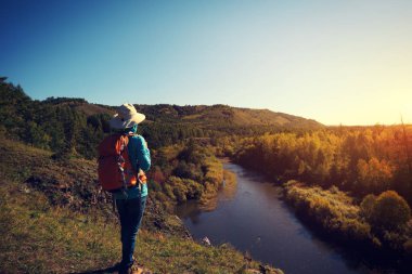 nehir kenarında Dağı'nda duran kadın 