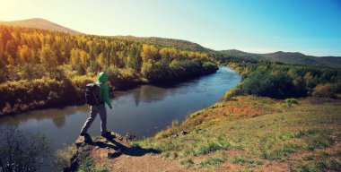 nehir kenarında Dağı'nda duran kadın 