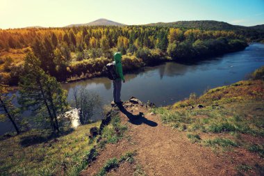 nehir kenarında Dağı'nda duran kadın 