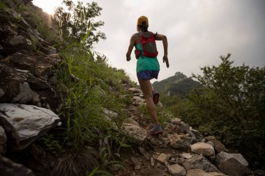 Çin Seddi çalışan kadın 