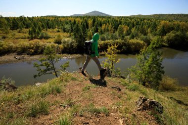 nehir kenarında Dağı'nda duran kadın 