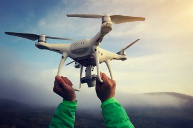 Holding eller hazır için uçan robot