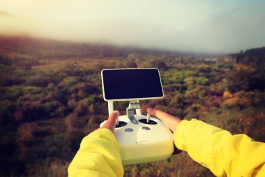 eller dronun ormandaki uzaktan kumanda ile 