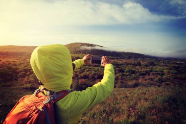 kadın alarak fotoğraf ile smartphone güzel manzara
