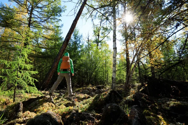 Wandelen vrouw met rugzak — Stockfoto