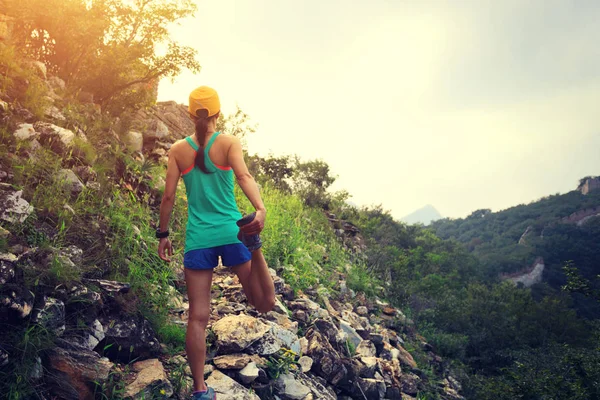 Wanita Muda Pemanasan Dinding Besar Puncak Gunung — Stok Foto