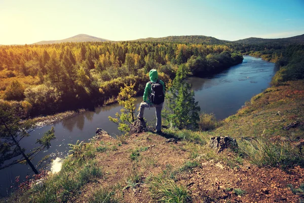 nehir kenarında Dağı'nda duran kadın 