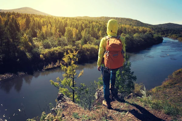 nehir kenarında Dağı'nda duran kadın 