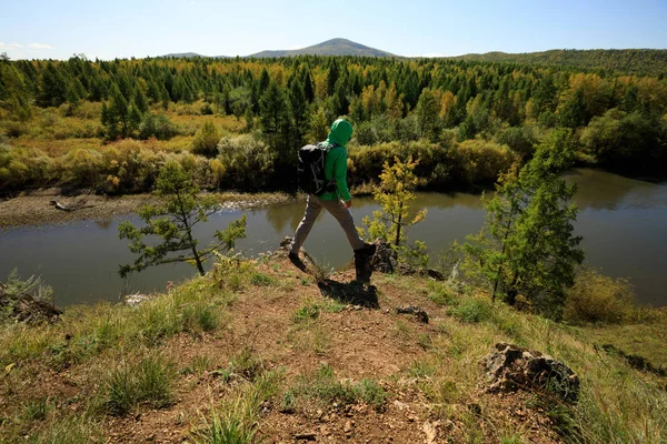 nehir kenarında Dağı'nda duran kadın 