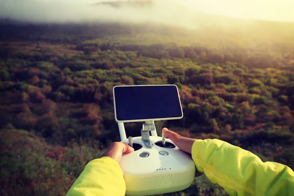 eller dronun ormandaki uzaktan kumanda ile 