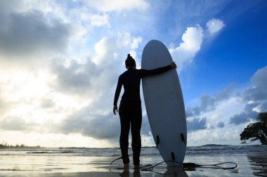 kadın sörfçü beyaz surfboard ile 