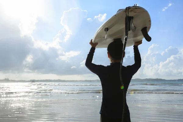 Visão Traseira Jovem Surfista Com Prancha Branca Uma Praia — Fotografia de Stock