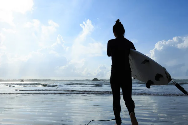 Vrouw surfer met witte surfboard — Stockfoto