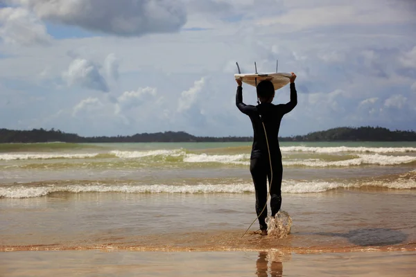 Vrouw Surfer Met Witte Surfboard Lopen Naar Golf — Stockfoto