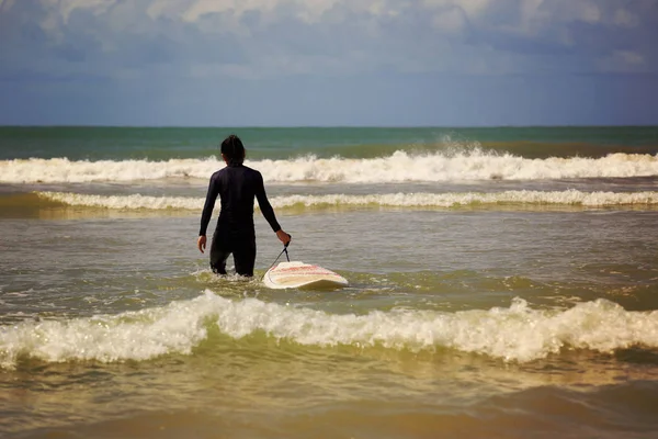 Femme Surfeuse Avec Planche Surf Blanche Marchant Vers Vague — Photo