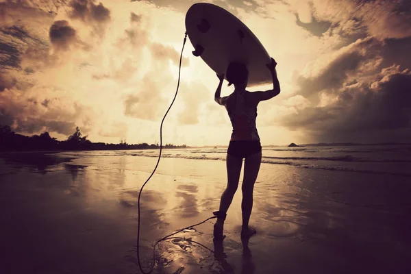 Vrouw Surfer Met Witte Surfplank Het Strand — Stockfoto