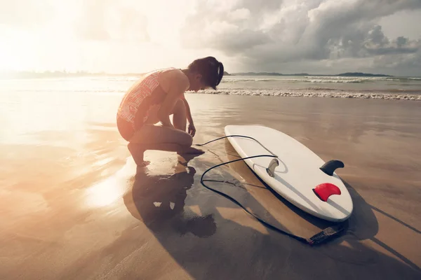 Mulher Surfista Amarrando Renda Prancha Surf Praia — Fotografia de Stock