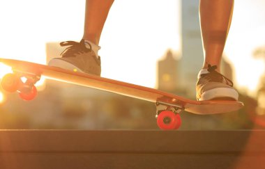 pratik genç kadın kaykaycı 