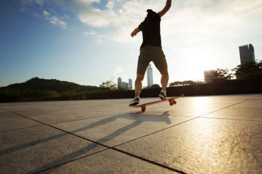 pratik genç kadın kaykaycı 