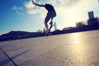 pratik genç kadın kaykaycı 