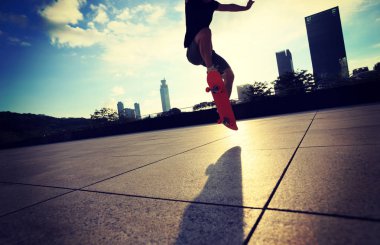 pratik genç kadın kaykaycı 