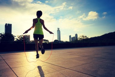 genç kadın ip atlama