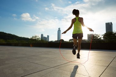 genç kadın ip atlama