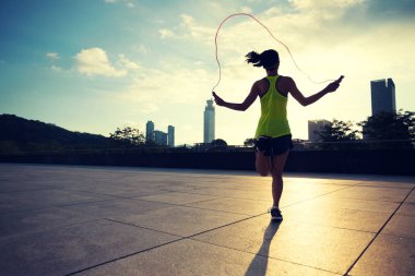 genç kadın ip atlama