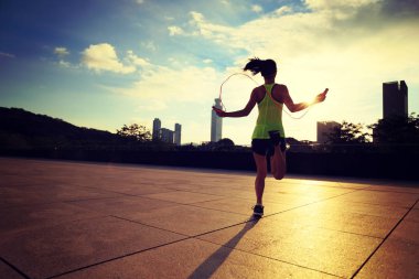 genç kadın ip atlama