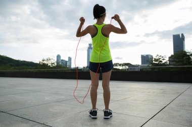 genç kadın ip atlama