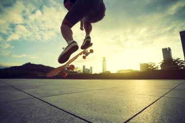 pratik genç kadın kaykaycı 