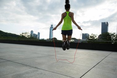 genç kadın ip atlama