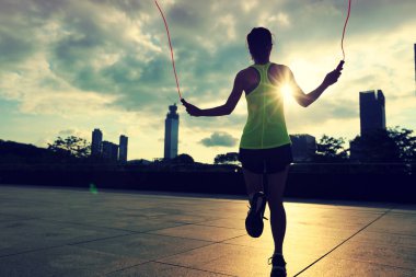 genç kadın ip atlama