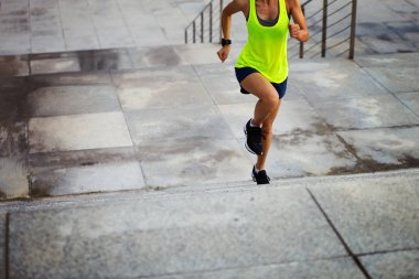 genç kadın merdivenlerde koşma 