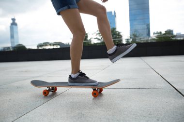 pratik kadın kaykaycı