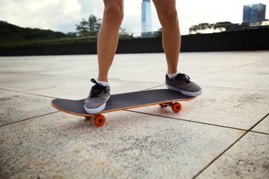 pratik kadın kaykaycı