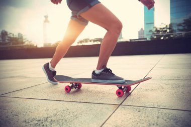 Kaykay City ile pratik kadın