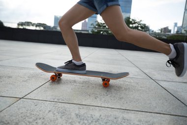 pratik kadın kaykaycı