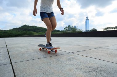 pratik kadın kaykaycı