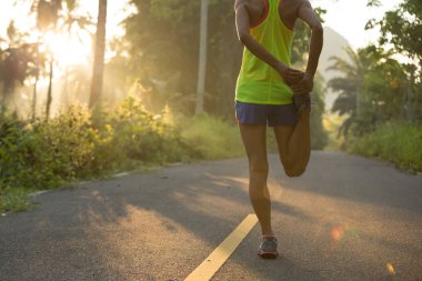 Genç kadın ısınıyor. 