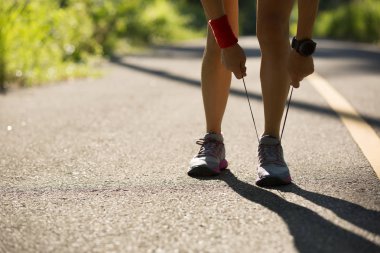 Genç kadın bağlama ayakkabı bağı