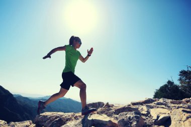 Dağı'nda çalışan kadın